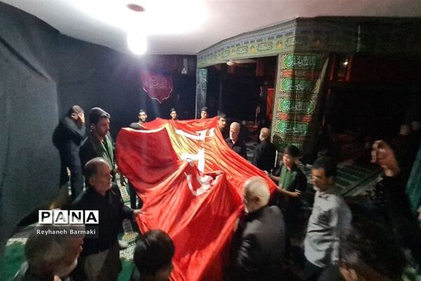 زیارت پرچم متبرک حرم امام حسین (ع) در هیات دانش‌آموزی ناحیه هفت مشهد
