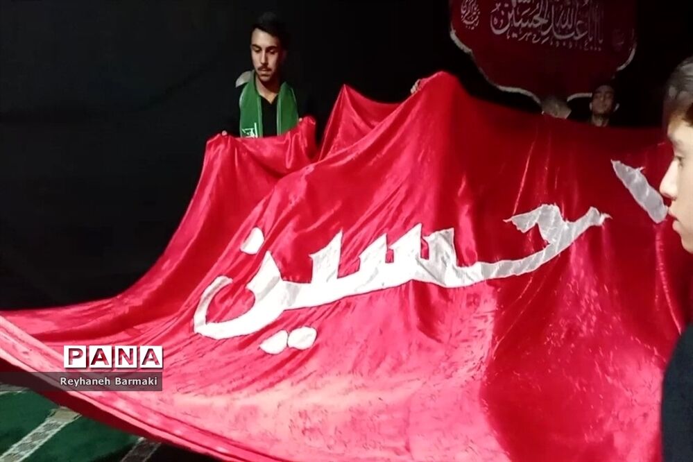 زیارت پرچم متبرک حرم امام حسین (ع) در هیات دانش‌آموزی ناحیه هفت مشهد