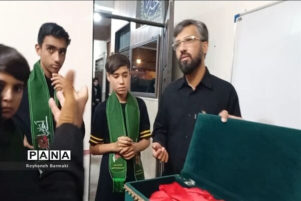 زیارت پرچم متبرک حرم امام حسین (ع) در هیات دانش‌آموزی ناحیه هفت مشهد