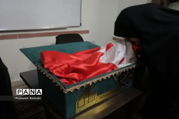 زیارت پرچم متبرک حرم امام حسین (ع) در هیات دانش‌آموزی ناحیه هفت مشهد
