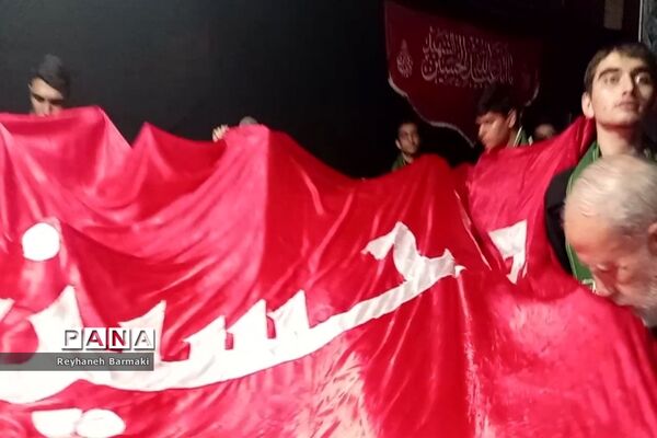زیارت پرچم متبرک حرم امام حسین (ع) در هیات دانش‌آموزی ناحیه هفت مشهد