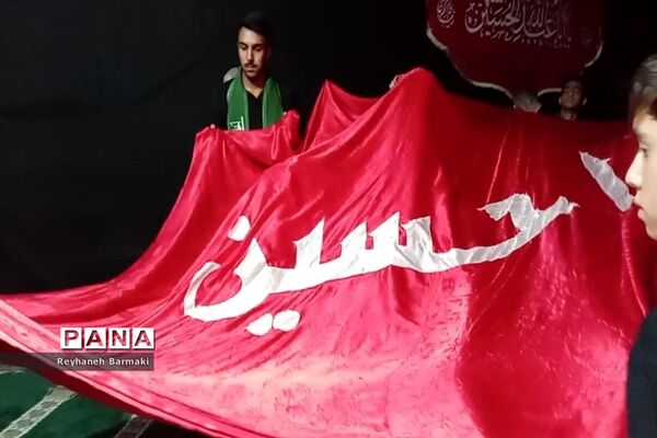 زیارت پرچم متبرک حرم امام حسین (ع) در هیات دانش‌آموزی ناحیه هفت مشهد