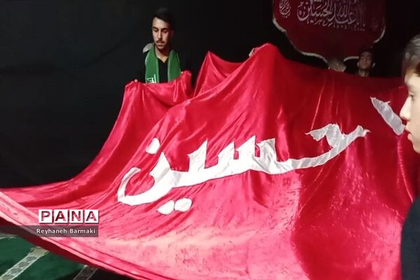 زیارت پرچم متبرک حرم امام حسین (ع) در هیات دانش‌آموزی ناحیه هفت مشهد