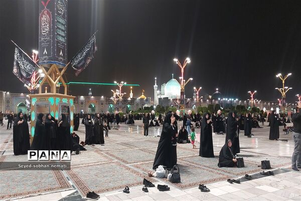حال و هوای حرم مطهر رضوی در شب عاشورای حسینی