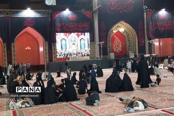 حال و هوای حرم مطهر رضوی در شب عاشورای حسینی