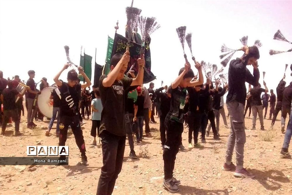 حرکت دسته عزاداری در روستای فرشه