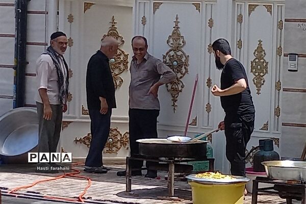خدمت به امام‌حسین(ع) در خانه‌  پیرغلامان حسینی در روز عاشورا