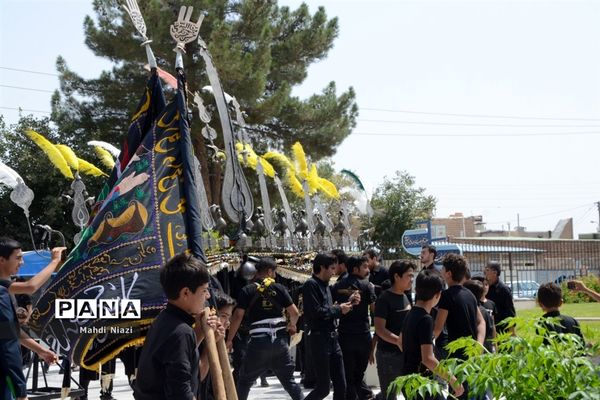 دسته زنجیر‌زنی در آرامگاه  مدرس کاشمر