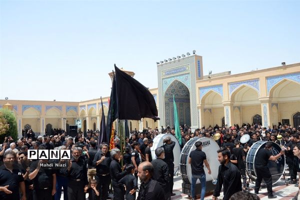 دسته زنجیر‌زنی در آرامگاه  مدرس کاشمر