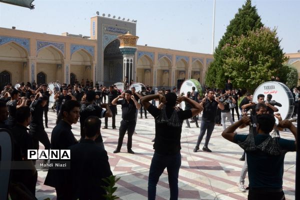 دسته زنجیر‌زنی در آرامگاه  مدرس کاشمر