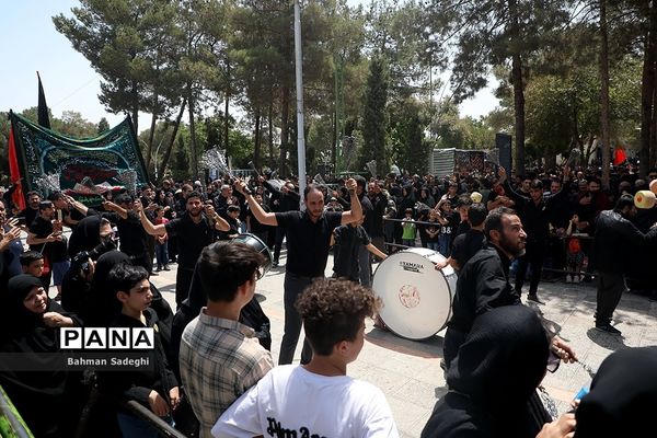 ظهر عاشورا در گلزار شهدای اصفهان