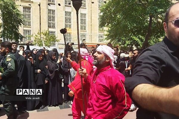 عزاداری مسجد کربلایی‌ها در محله بازار بزرگ‌ تهران در روز عاشورا