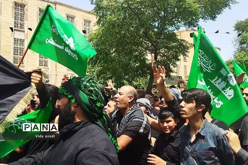عزاداری مسجد کربلایی‌ها در محله بازار بزرگ‌ تهران در روز عاشورا