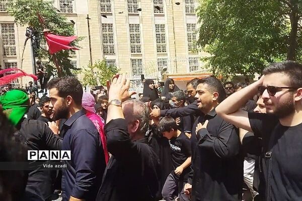 عزاداری مسجد کربلایی‌ها در محله بازار بزرگ‌ تهران در روز عاشورا