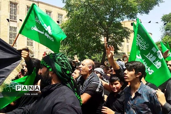 عزاداری مسجد کربلایی‌ها در محله بازار بزرگ‌ تهران در روز عاشورا