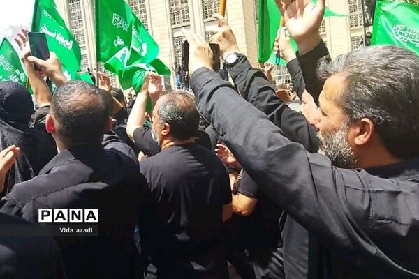 عزاداری مسجد کربلایی‌ها در محله بازار بزرگ‌ تهران در روز عاشورا