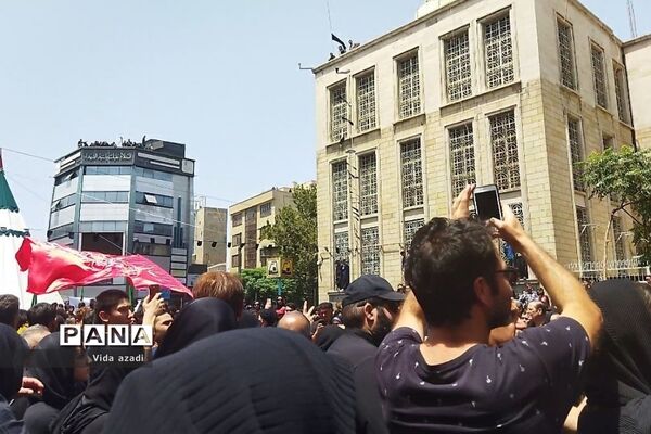 عزاداری مسجد کربلایی‌ها در محله بازار بزرگ‌ تهران در روز عاشورا