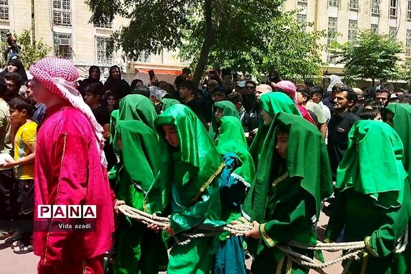 عزاداری مسجد کربلایی‌ها در محله بازار بزرگ‌ تهران در روز عاشورا