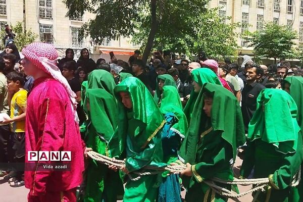 عزاداری مسجد کربلایی‌ها در محله بازار بزرگ‌ تهران در روز عاشورا