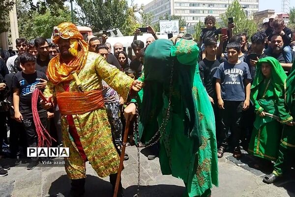 عزاداری مسجد کربلایی‌ها در محله بازار بزرگ‌ تهران در روز عاشورا