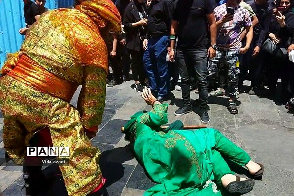 عزاداری مسجد کربلایی‌ها در محله بازار بزرگ‌ تهران در روز عاشورا