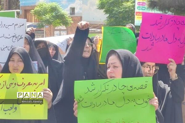 تجمع زنان شهرستان قرچک مقابل مصلی نمازجمعه در اعتراض به وضعیت حجاب