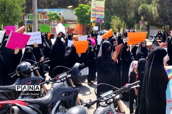 تجمع زنان شهرستان قرچک مقابل مصلی نمازجمعه در اعتراض به وضعیت حجاب