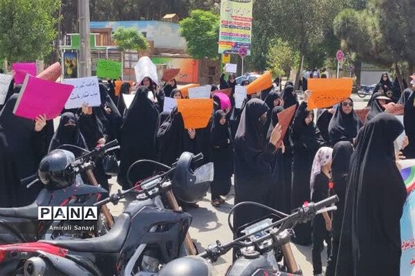 تجمع زنان شهرستان قرچک مقابل مصلی نمازجمعه در اعتراض به وضعیت حجاب