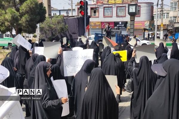 تجمع زنان شهرستان قرچک مقابل مصلی نمازجمعه در اعتراض به وضعیت حجاب