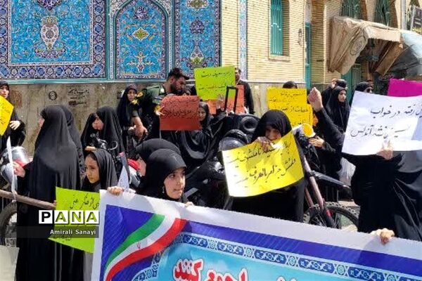 تجمع زنان شهرستان قرچک مقابل مصلی نمازجمعه در اعتراض به وضعیت حجاب
