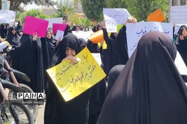 تجمع زنان شهرستان قرچک مقابل مصلی نمازجمعه در اعتراض به وضعیت حجاب