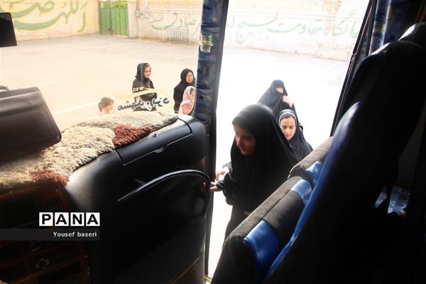 اعزام ۱۲۰ دانش‌آموز دختر زیارت‌اولی یزدی به مشهد مقدس