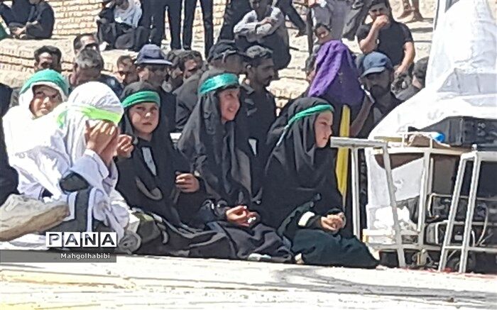 حضور دانش‌آموزان در اجرای تعزیه‌خوانی روستای فدیشه/فیلم