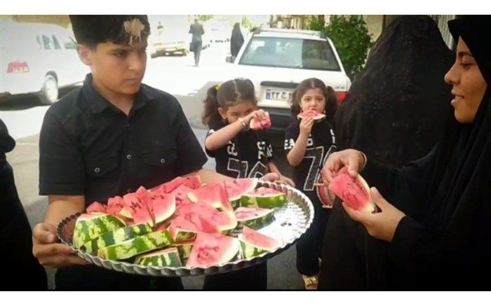 عزاداری و توزیع نذری در محله‌های قم/فیلم