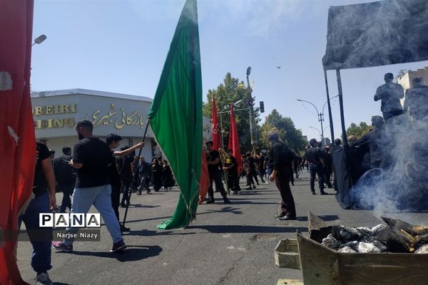 عزاداری مردم کاشمر در روز عاشورای حسینی