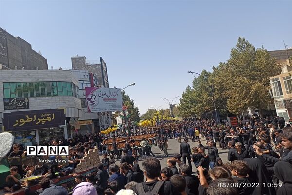 عزاداری مردم کاشمر در روز عاشورای حسینی
