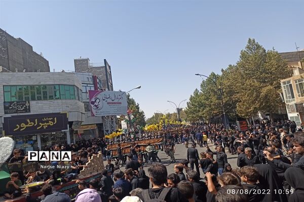 عزاداری مردم کاشمر در روز عاشورای حسینی