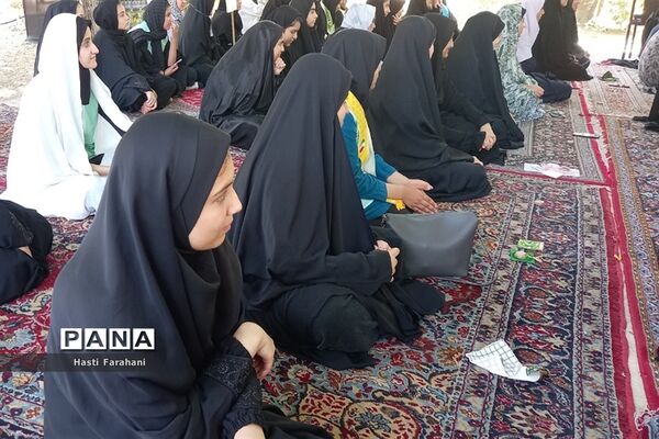 اقامه نماز ظهر در اردوی یاورمربیان پیشتاز شهرستان‌های استان تهران