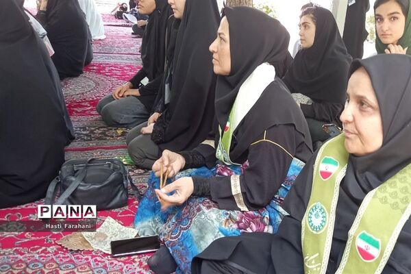 اقامه نماز ظهر در اردوی یاورمربیان پیشتاز شهرستان‌های استان تهران