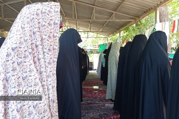اقامه نماز ظهر در اردوی یاورمربیان پیشتاز شهرستان‌های استان تهران
