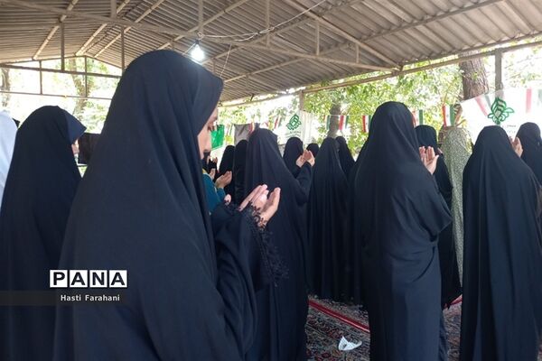 اقامه نماز ظهر در اردوی یاورمربیان پیشتاز شهرستان‌های استان تهران