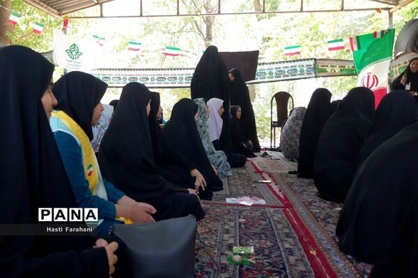 اقامه نماز ظهر در اردوی یاورمربیان پیشتاز شهرستان‌های استان تهران