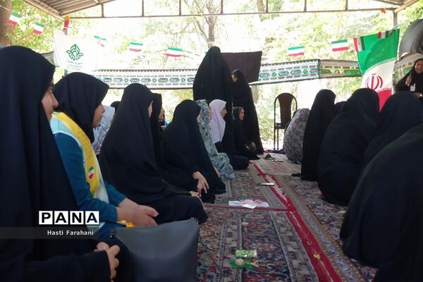 اقامه نماز ظهر در اردوی یاورمربیان پیشتاز شهرستان‌های استان تهران