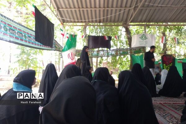 اقامه نماز ظهر در اردوی یاورمربیان پیشتاز شهرستان‌های استان تهران