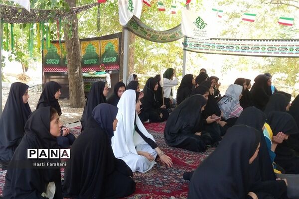 اقامه نماز ظهر در اردوی یاورمربیان پیشتاز شهرستان‌های استان تهران