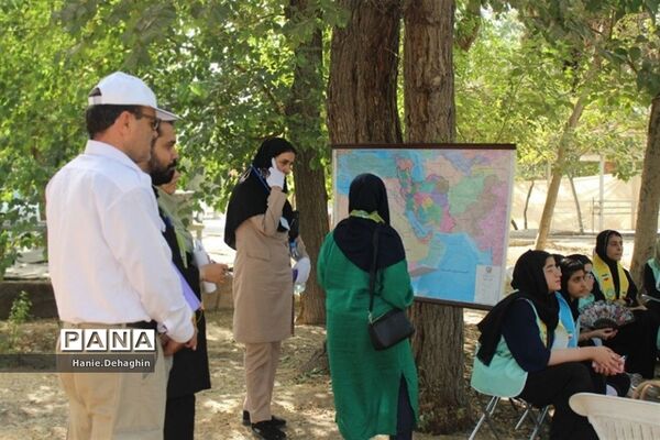 کارگاه جهت‌یابی در اردوی استانی یاورمربیان دختر شهرستان‌های استان تهران