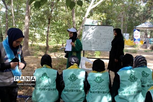 کارگاه جهت‌یابی در اردوی استانی یاورمربیان دختر شهرستان‌های استان تهران