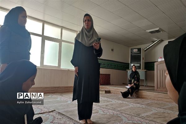 جلسه آماده‌سازی دختران عضو سازمان دانش‌آموزی  رباط کریم برای اعزام به اردوی یاور‌مربیان شهرستان‌های تهران