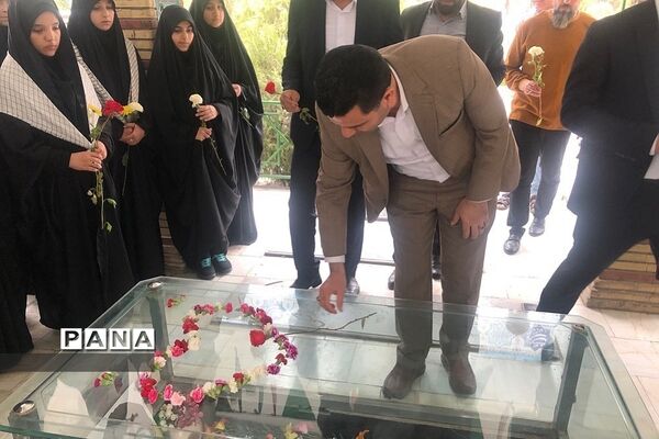 حضور مدیرآموزش و پرورش ناحیه دو  شهرری بر سر مزار شهید حسین فهمیده