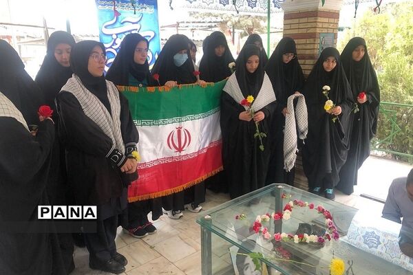 حضور مدیرآموزش و پرورش ناحیه دو  شهرری بر سر مزار شهید حسین فهمیده